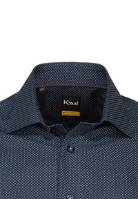 Camicia blu navy con bottoni, caratterizzata da un motivo geometrico, colletto rigido e bottoni blu. L'etichetta indica la taglia "Modern Fit" 40.