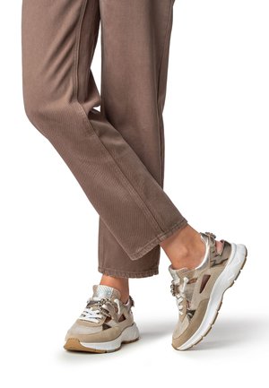 Sneakers met een ontwerp van gemengde materialen met beige suède, metalen accenten en witte zolen. Onderscheidende uitsnijdingen en gestructureerde oppervlakken.