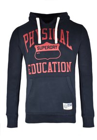 Felpa con cappuccio blu navy, con coulisse bianche e scritte rosse che recitano "EDUCAZIONE FISICA" e "SUPERDRY" sulla parte anteriore.