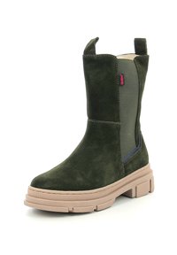 Botín de ante verde bosque con paneles elásticos a los lados y suela de plataforma beige. Cuenta con una tira en la parte posterior para facilitar su colocación.