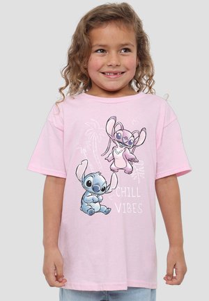 Rosa Baumwoll-T-Shirt mit zwei animierten Charakteren, Stitch, und dem Text "CHILL VIBES" in Weiß. Lockere Passform und kurze Ärmel.