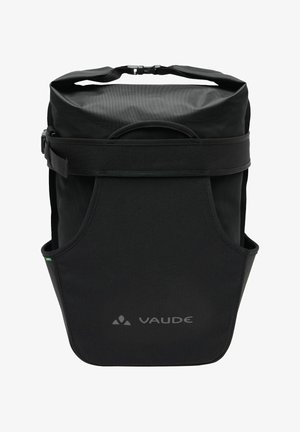 Schwarzer Rucksack aus strapazierfähigem Stoff mit Rollverschluss, Seitentaschen und einem Logo auf der Vorderseite. Verfügt über verstellbare Träger.