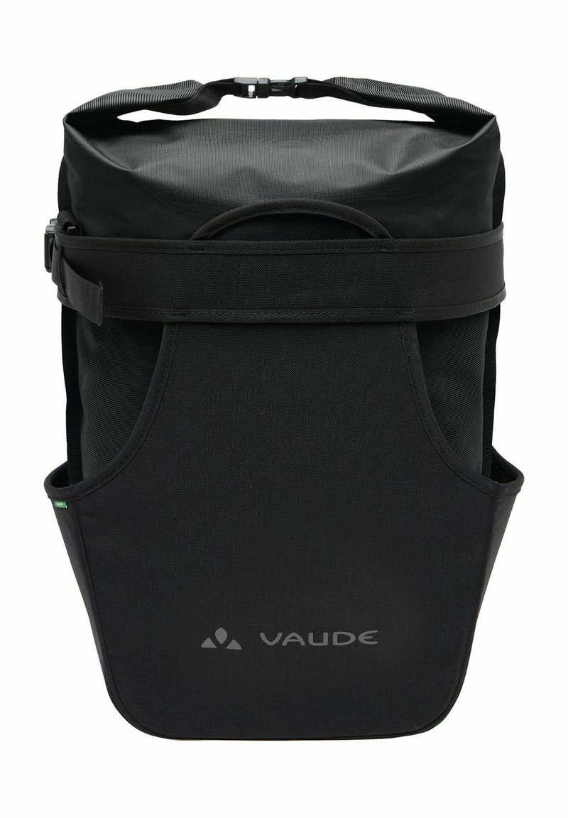 Zaino nero realizzato in tessuto resistente con chiusura roll-top, tasche laterali e un logo frontale. Presenta spallacci regolabili.