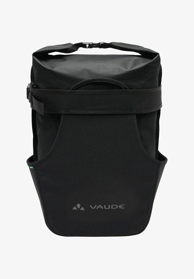 Zaino nero realizzato in tessuto resistente con chiusura roll-top, tasche laterali e un logo frontale. Presenta spallacci regolabili.