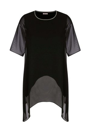 Close-up van iemands blote nek en bovenborst met een zwart shirt met een dunne witte bies langs de halslijn.
