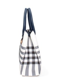 Marine leren handvatten complementeren een wit en grijs ruitpatroon op deze gestructureerde handtas, die een taps toelopend ontwerp en subtiele gouden hardwareaccenten heeft.