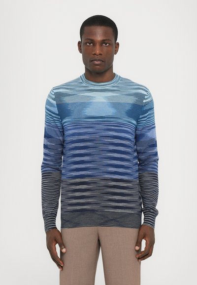 Blåstribet sweater med varierende nuancer fra lys til mørk. Har rund halsudskæring og lange ærmer lavet af glat strikket materiale.