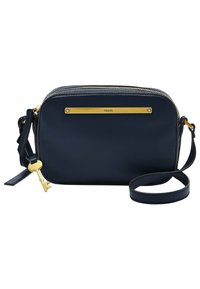 Marineblauwe leren schoudertas met gouden rits, gouden merkplaat en een gouden sleutelhanger die aan de verstelbare strap hangt.