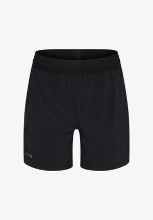 Zwarte sportshorts met elastische tailleband en een klein logo op het onderste linkerbeen, weergegeven tegen een witte achtergrond.