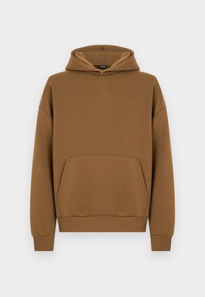 Hanorac maro cu glugă, buzunar tip marsupiu în față, manșete și tiv cu nervuri, și croială lejeră. Confecționat dintr-un material moale și texturat.