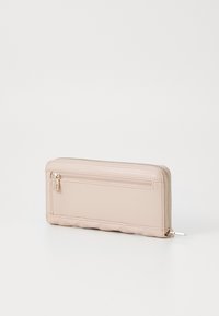 Portafoglio zip-around rosa pallido con finitura liscia, dotato di un fondo trapuntato, una tasca anteriore con zip e un chiusura a zip in tonalità oro.