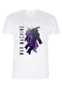 Hvid bomulds t-shirt med et grafisk motiv af en bevæbnet figur i nuancer af grå og lilla, ledsaget af teksten "WAR MACHINE" i lodret sort skrift.