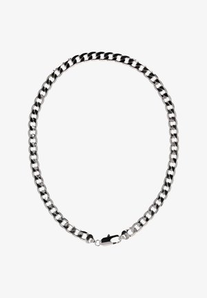 Sølvfarvet kædehalskæde med hummerlås, vist mod en hvid baggrund.