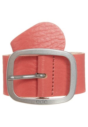 Korallysfarvet læderbælte med spænde i sølvmetal i rektangulær form indgraveret med "edc," der viser tekstureret læder og syningsdetaljer.