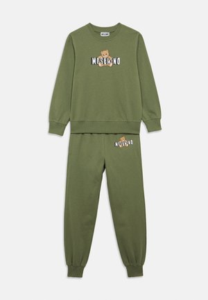 Olivově zelená mikina a matching kalhoty s grafikou medvěda a logem "Moschino". Vyrobeno z měkké látky s žebrovanými lemy na rukávech a v pase.