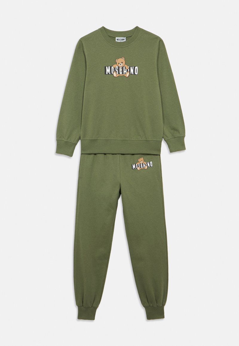 Felpa verde oliva e pantaloni abbinati, con grafica di un orso e logo "Moschino". Realizzati in tessuto morbido con polsini e vita a costine.