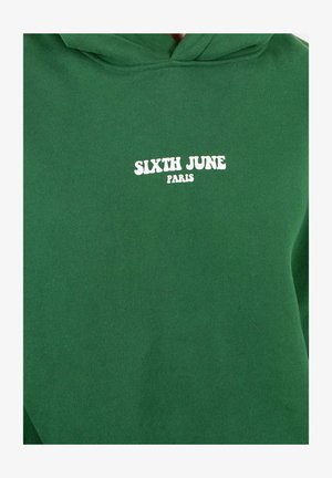 Groene hoodie van katoen met een voortasje, een capuchon met trekkoord en witte bedrukte tekst "SIXTH JUNE PARIS" op de borst.