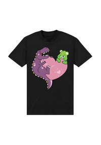 Camiseta negra con un gráfico de un dinosaurio rosa y un oso verde sobre un corazón, con diseños de estilo caricatura y colores vibrantes.