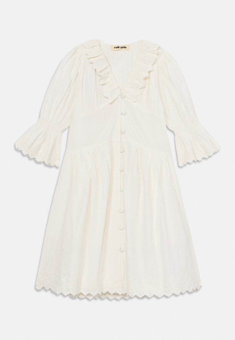 Balta kokvilnas kleita ar viļņotu dekoltē un piedurknēm, ar pogu aizdari priekšpusē un viļņotu apakšmalu. Viegls, plūstošs dizains.