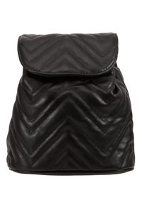 Schwarzer Leder-Rucksack mit einem ge quilteten Chevron-Muster, ausgestattet mit einem Klappenverschluss und einer weichen, strukturierten Oberfläche. Kompakte und strukturierte Form.
