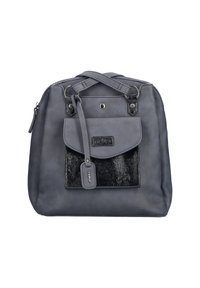 Sac à main gris texturé avec poche avant en cuir verni noir, deux poignées, ferrures en argent et une étiquette de marque suspendue à la sangle.