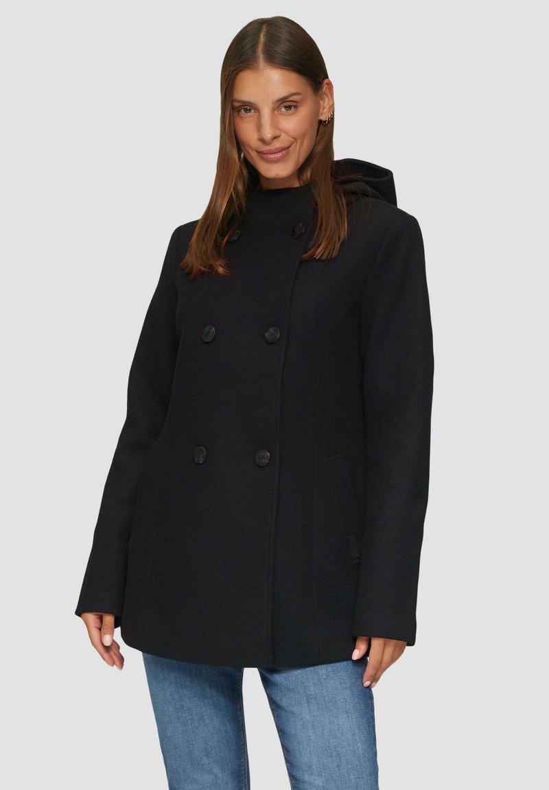 Zwarte dubbelgeknoopte jas met hoge kraag en capuchon, voorzien van grote knopen en zijzakken. Gemaakt van textuurstof.