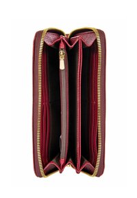 Portefeuille en cuir rouge avec fermeture éclair dorée ; il comprend plusieurs compartiments et une poche centrale zippée. Intérieur doublé de tissu sombre.