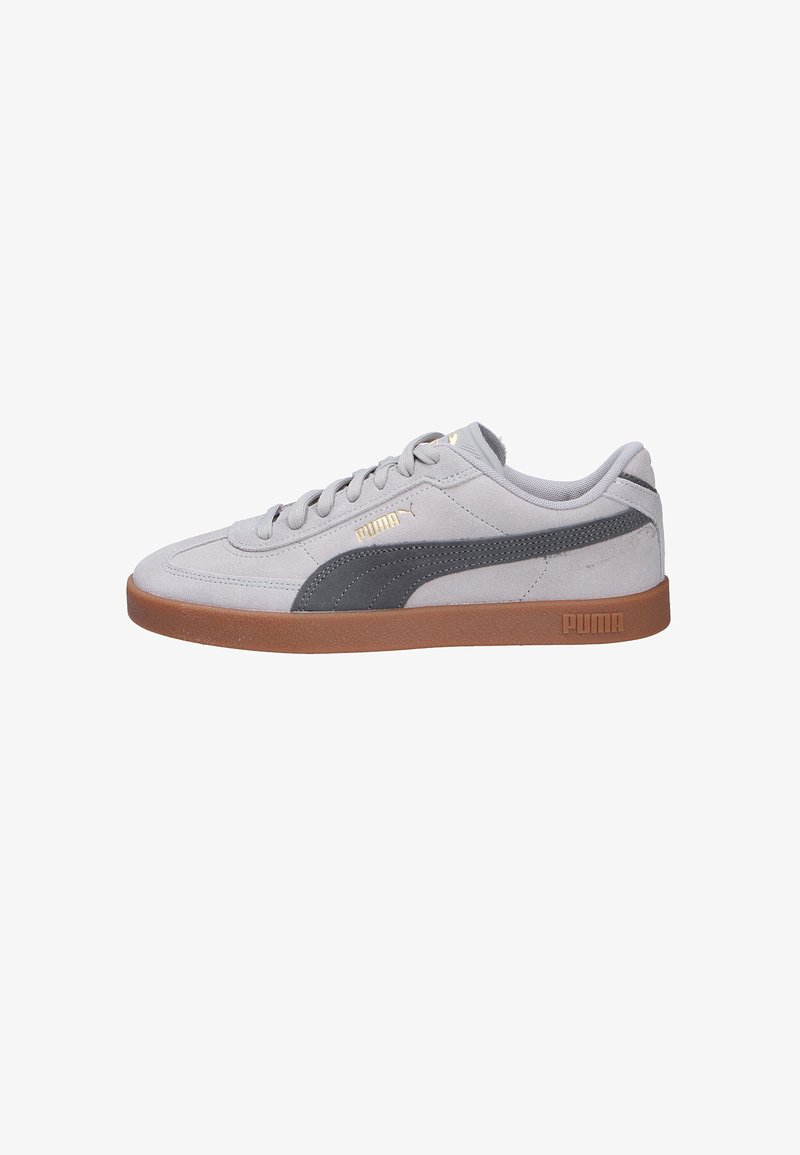 Graue Wildleder-Sneaker mit einem dunkelgrauen Streifen und goldenem PUMA-Logo, ausgestattet mit einer gummibraunen Sohle und Schnürdesign.