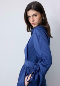 Touché Privé PLEATED SLEEVE WITH BROOCH - Maxi šaty - navy blue