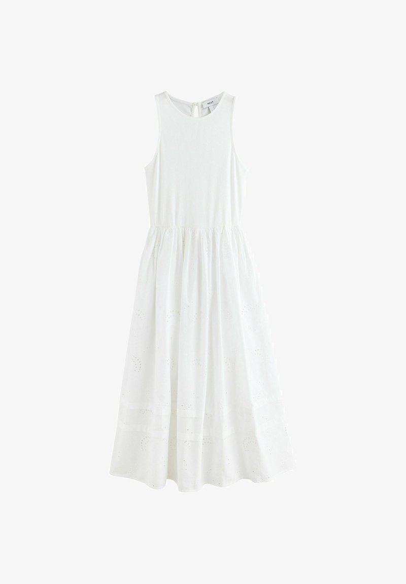 Robe midi blanche sans manches avec taille froncée et broderie ajourée subtile, dotée d'un col rond et d'une fermeture à boutons dans le dos.
