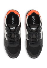 Baskets noires et blanches avec un accent orange. Fabriquées en mesh et matériaux synthétiques, avec un bout rond et une semelle plate en caoutchouc. Logo "BOSS" visible sur les languettes.