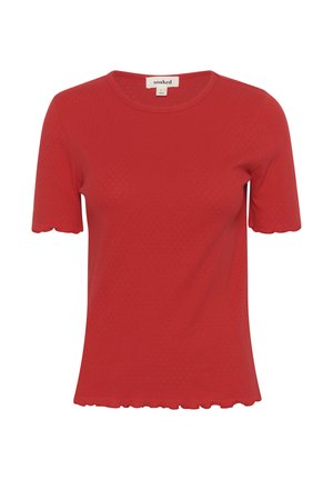 Rød kortærmet T-shirt lavet af tekstureret stof med bølget kant og rund hals. Har et subtilt mønster over det hele.