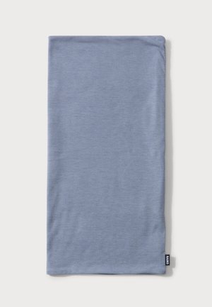 Article en tissu bleu-gris plié, avec une petite étiquette noire Rains, présenté sur un fond blanc.