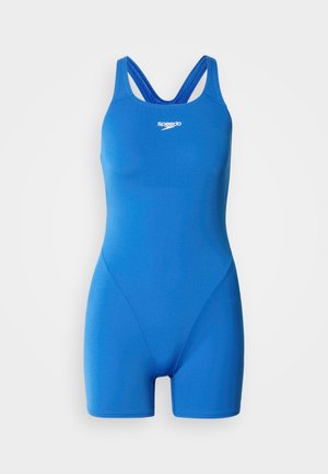 Maillot de bain une pièce bleu avec un design dos nageur, fabriqué en tissu lisse. Il présente un logo sur la poitrine et une silhouette profilée et ajustée.