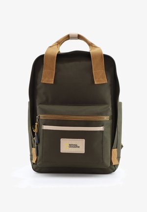 Grüner Rucksack mit braunen Trägern, ausgestattet mit einer vorderen Reißverschlusstasche und einem Etikett mit "NATIONAL GEOGRAPHIC." Hergestellt aus strapazierfähigem, strukturiertem Stoff.