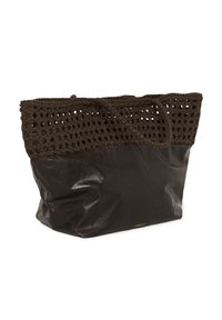 Sac fourre-tout marron foncé en cuir souple avec une large partie supérieure en tricot, doté de poignées tressées et d'un petit texte de marque doré.