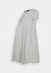 Hellgraues Schwangerschafts Kleid aus weichem Stoff, mit kurzen Ärmeln, rundem Ausschnitt, Knopfdetails und einem fließenden Rock.