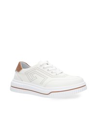 Weiße Ledersneaker mit durch perforiertem Design, braunen Akzenten an der Ferse und einer dicken weißen Gummisohle. Die Schnürsenkel und die abgerundete Zehenpartie runden den Look ab.