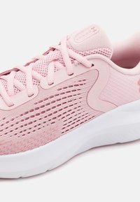 Under Armour ROGUE 5 - Hardloopschoenen voor op de weg - prime pink/pink elixir