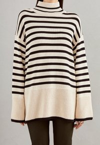 Sweter w paski w odcieniach kremowym i czarnym, z wysokim dekoltem, luźnym krojem, teksturowanym splotem oraz szerokimi rękawami zakończonymi ściągaczem u dołu.