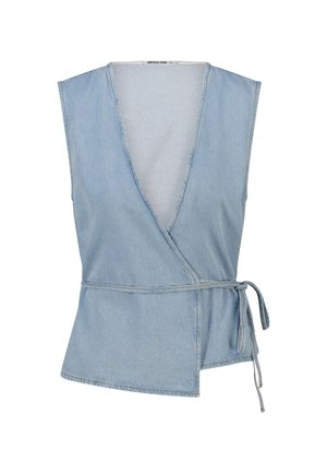 Mouwloze lichtblauwe denim wikkel top met V-hals en zijstriksluiting.