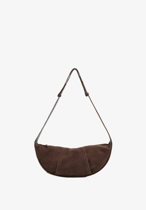 Braune Wildleder-Schultertasche mit einer geschwungenen Form, flacher Vorderseite und einem einzigen Riemen. Sie zeichnet sich durch eine weiche Textur und dezente Nahtdetails aus.