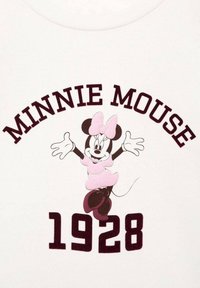 Bílý tričko s grafikou Minnie Mouse v růžových šatech a mašlí, s nápisem "MINNIE MOUSE" a "1928" v vínovém písmu.