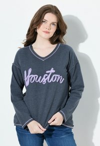 Maglia a maniche lunghe grigia con ricamo viola che riporta la scritta "Houston", con scollatura a V e dettagli di cucitura a contrasto.