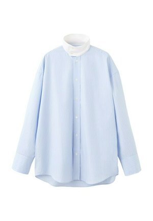 Jasnoniebieska koszula w prążki z długimi rękawami i kontrastującym białym, wysokim kołnierzem, prezentowana na białym tle.