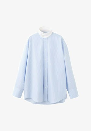 Jasnoniebieska koszula w prążki z długimi rękawami i kontrastującym białym, wysokim kołnierzem, prezentowana na białym tle.