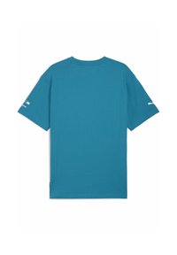 Turkis kortærmet t-shirt vist fra ryggen med et lille logo på venstre ærme. Enkel, afslappet design.