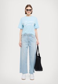 MAX&Co. BOXYCLAIM - Μπλουζάκι με στάμπα - light blue