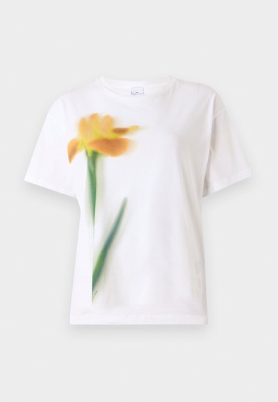 Hvit t-skjorte med kort erm som har et blomsterdesign av en gul blomst med grønne stilker, laget av mykt bomullsstoff.