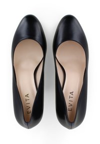 Tacchi neri in pelle con punta arrotondata e un design a bassa apertura. L'interno beige morbido presenta il nome del marchio "EVITA". Finitura liscia con dettagli minimi.